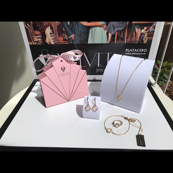 Set of Necklace, earrings, and bracelets - Picture 2 of 5